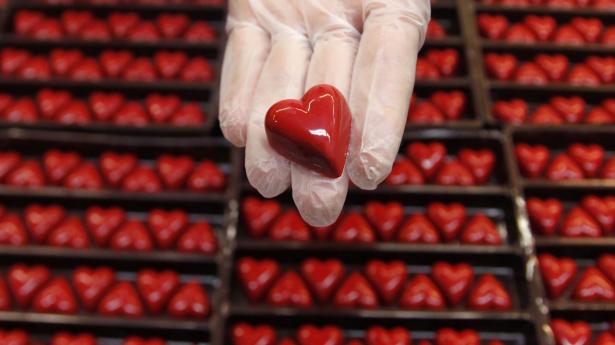 Op til valentinsdag er kakaoprisen eksploderet, og det kan gøre prisen på chokolade dyrere. Alternativet er blomster og diamanter.
Arkivfoto: Francois Lenoir (Belgium – Tags: Food Society)