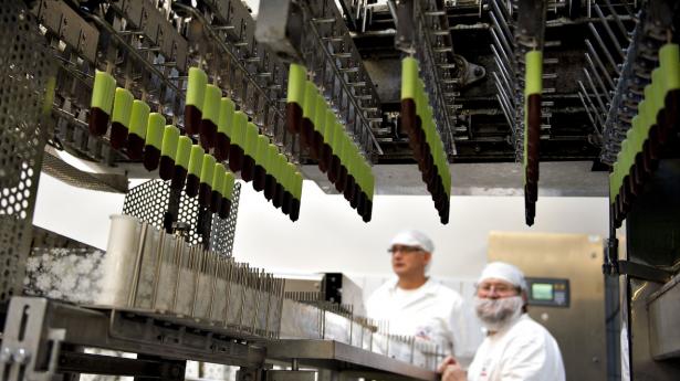 Et billede fra produktionen i Gram Equipment, der bygger udstyr til produktion af is. Arkivfoto: Henning Bagger/Ritzau Scanpix