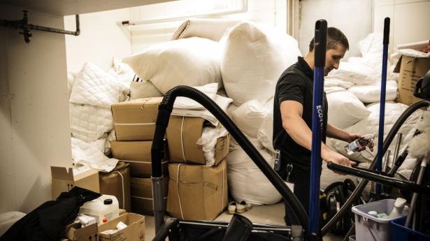 Fravalget af servicebranchen i en situation, hvor man som nyuddannet går arbejdsløs og på dagpenge, vidner om et generelt problem, der ikke kun kan isoleres til ledige dimittenders fravalg af servicebranchen: nemlig spørgsmålet om jobprestige, lyder det fra Danske Service. Arkivfoto: Søren Bidstrup/Ritzau Scanpix