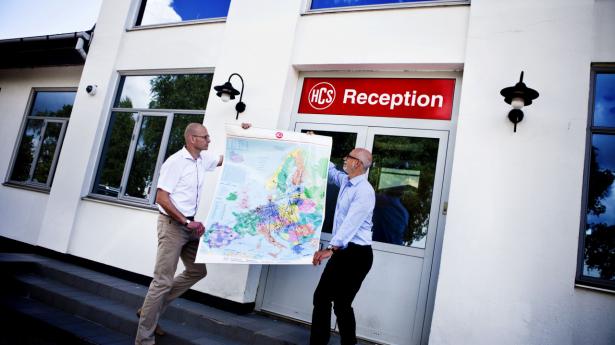 Mads Frederiksen (tv. på billedet), adm. direktør i transportvirksomheden HCS ses her sammen med Ole Bolm, der er står i spidsen for divisionen transport og spedition. Arkivfoto: Melissa Ørnstrup