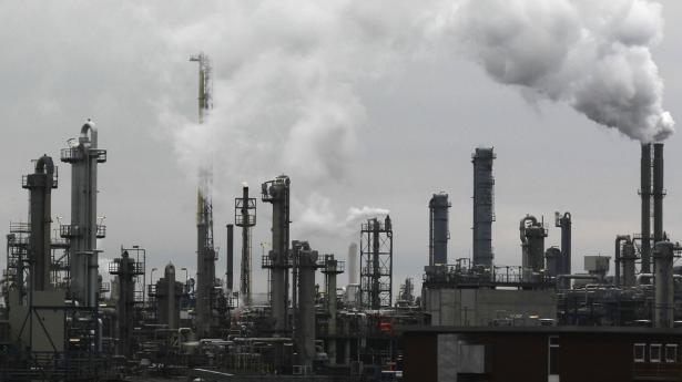 Store kemiske virksomheder som her tyske BASF i Ludwigshafen får deres forretningsmodel undermineret af de meget høje priser på el og naturgas. Arkivfoto: Alex Domanski/Reuters/Ritzau Scanpix
