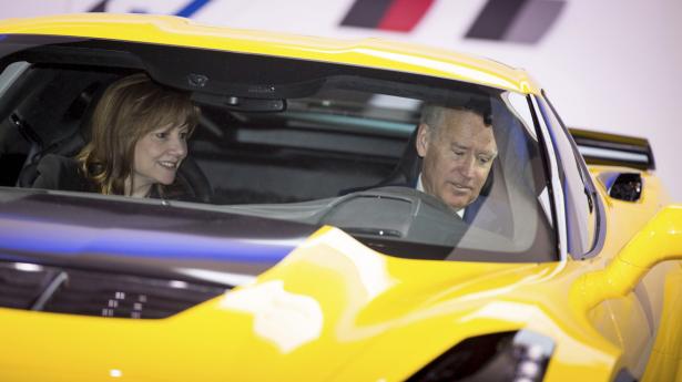 Foruden glæde sin egen Corvette Stingray fra 1967  befinder Joe Biden sig åbenlyst også godt i en Chevrolet Corvette ZO6 fra 2015. Vicepræsidenten er her til biludstilling i Detroit. Arkivfoto: John F. Martin/Ritzau Scanpix