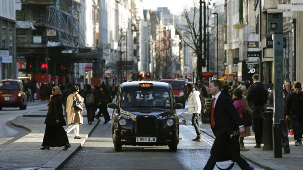 En  24-timers busstrejkle er blandt de seneste problemer for den britiske regering. Foto: Reuters/Suzanne Plunkett