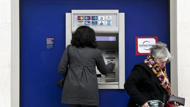 De europæiske bankers kunder har fået mere ondt i økonomien på grund af højere renter. Men samtidig er bankernes polstring rekordhøj, siger EU’s banktilsyn. Arkivfoto: Alkis Konstantinidis/Reuters/Ritzau Scanpix