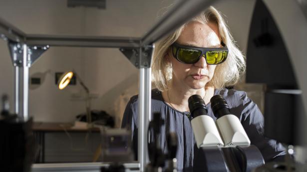 "Hvis vi for alvor skal udnytte teknologierne til gavn for såvel velfærdssamfundet som statskassen, skal vi derfor kridte skoene. Kvanteteknologier kan bruges til at skabe teknologiske løsninger med langt højere præcision, effektivitet og hastighed," skriver Natasha Friis Saxberg, adm. direktør, IT-Branchen​ og Lene Oddershede, Senior Vice President, Novo Nordisk Fonden​. Arkivfoto: David Leth Williams/Ritzau Scanpix