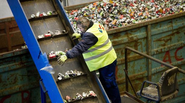 Plast er en af de mere komplicerede affaldstyper, og i dag har hver af Danmarks 98 kommuner frie hænder til at indsamle og sortere, hvilket skaber et forurenet produkt. Arkivfoto: Morten Stricker/Midtjyske Medier/Ritzau Scanpix