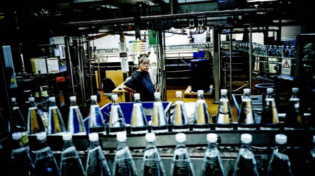 Hos Danmarks næststørste bryggeri var brandet Egekilde det første til at blive tappet på plastflasker lavet af 100 pct. genbrugsplast. Arkivfoto: Magnus Møller