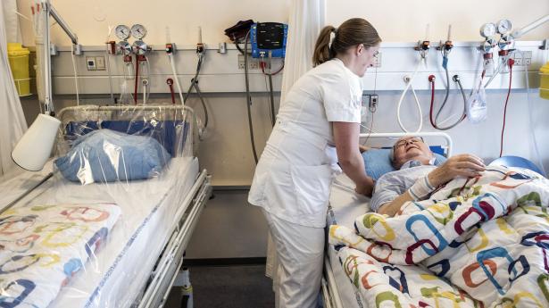Før pandemien blev læger, sygeplejersker og øvrigt sundhedspersonale på danske sygehuse og i plejesektoren ofte udsat for hård kritik i medierne. Corona ændrede dette radikalt. Arkivfoto: Søren Bidstrup/Ritzau Scanpix