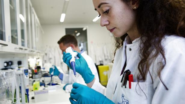 På Novo Nordisks laboratorier forskes i ny fedmemedicin. Arkivfoto: Mie Hee Christensen