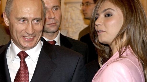 Præsident Vladimir Putin smiler til Alina Kabayeva i 2004, da Ruslands OL-hold besøgte Krem. Siden er forholdet mellem de to angiveligt blevet meget tættere. Arkivfoto: Arkivfoto: Itar-Tass/Reuters/Ritzau Scanpix