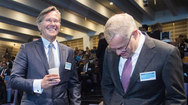 Norske Trond Westlie (t.v.) har tidligere været finansdirektør i Mærsk. På billedet er han sammen med tidligere Mærsk-topchef Søren Skou. Arkivfoto: Simon Skipper/Ritzau Scanpix