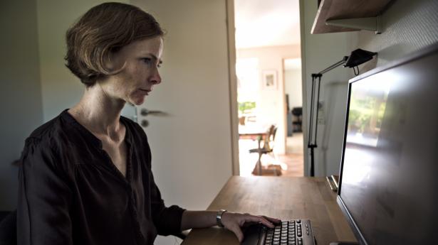 Købere har kigget markant mere på leverandørers hjemmesider i 2020 og har brugt mere tid på at researche online. Tager din marketing- og kommunikationsindsats hensyn til det, når I skal kapre nye kunder og ordrer? spørger klummeskribent Uffe Lyngaae. Billedet viser forbrugeren Mette Badger, og blev taget ifm. en artikel fra 2016 om varer købt på nettet, som aldrig kom frem.  Arkivfoto: Ida Guldbæk Arentsen/Ritzau Scanpix