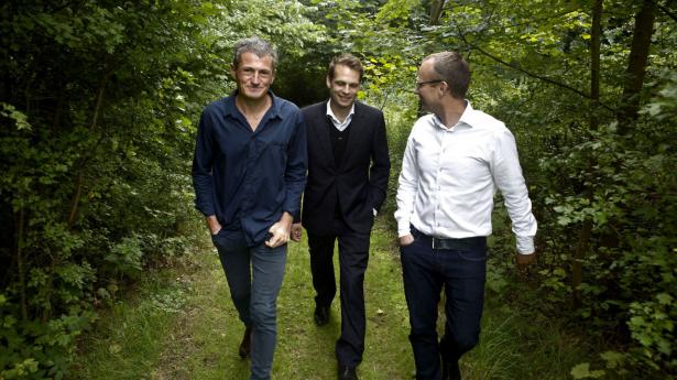 Stifterne af Gubra Jacob Jelsing (t.v.) og Niels Vrang (t.h.) sammen med selskabets adm. direktør Henrik Blou (midten). Arkivfoto: Peter-Emil Witt