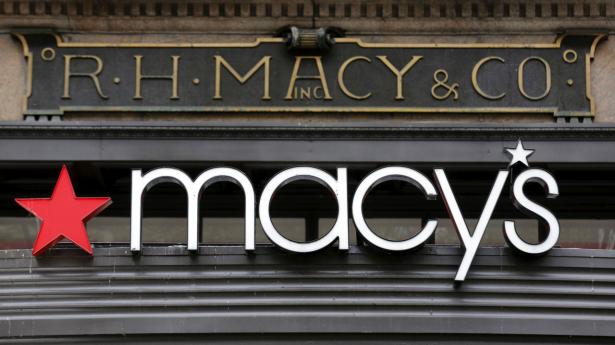 Macy's og Kohls var omvendt begge i god form torsdag, da fortsat fremgang i coronavaccinationerne har fået flere kunder tilbage til butikkerne. Stormagasinet Macy's kom derfor også bedre ud af andet kvartal, end analytikerne havde ventet. Aktien hoppede markant med 19,7 pct. til 21,62 dollar. Arkivfoto: Brendan Mcdermid/Reuters/Ritzau Scanpix