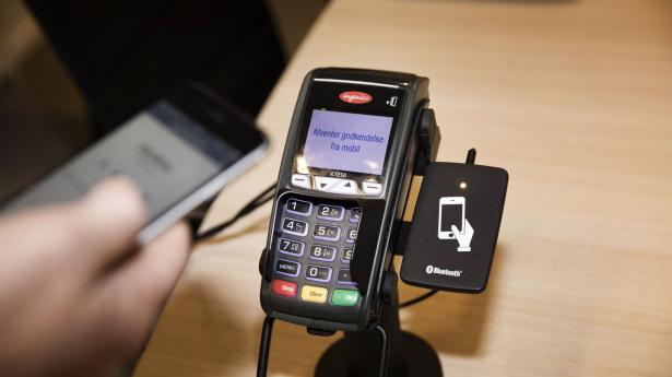Kunder i Danske Bank kan snart betale med dankort, når de benytter Apple Pay. Arkivfoto: Kristine Kiilerich