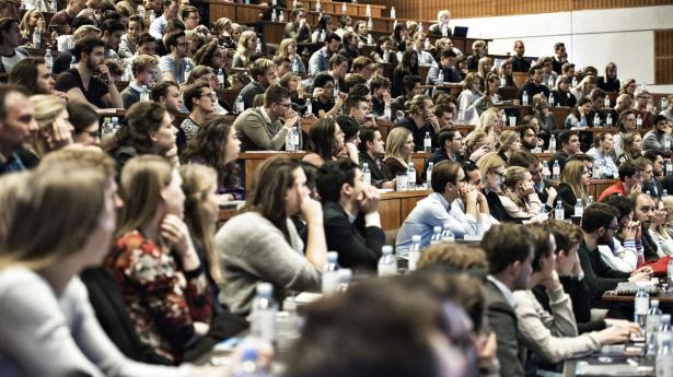 “Spørgsmålet er, om fremtidens arbejdsmarked kan optage så mange akademikere, som vi fra politisk hold forsøger at presse igennem uddannelsessystemet,” skriver Kasper Søgaard Andersson, bachelor i International Business, Copenhagen Business School. Arkivfoto: Ida Guldbæk Arentsen/Ritzau Scanpix