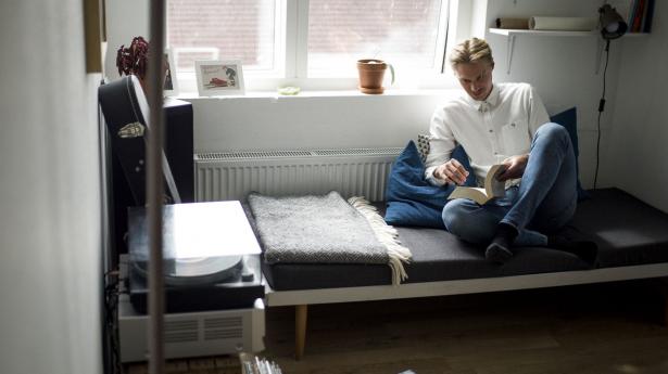 "Det at flytte hjemmefra må ikke blive en byrde gennem et helt voksent liv. Hvis vi klæder de unge godt på, så kan vi både som forældre og som samfund beroligende sige til de unge, at det hele skal nok gå – på trods af den verdensomspændende krise," skriver Frederik Sjørslev Søgaard, direktør, Alka Forsikring​. Arkivfoto: Mads Joakim Rimer Rasmussen/Ritzau Scanpix
