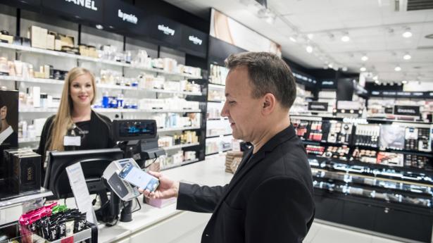 Hver tiende betaling bliver foretaget med en smartphone, viser en ny analyse fra Nationalbanken. Arkivfoto: Anne Bæk/Ritzau Scanpix