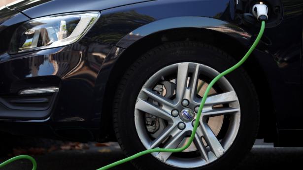 Bankerne har lanceret nye billigere billån til grønne køretøjer op til afgiftsændringerne ved årsskiftet, men sammenlignet med et standard billån til en “sort” benzin- eller dieselbil kan de grønne lån spare køberne for over 20.000 kr. Arkivfoto: Hannah McKay/Reuters/Ritzau Scanpix