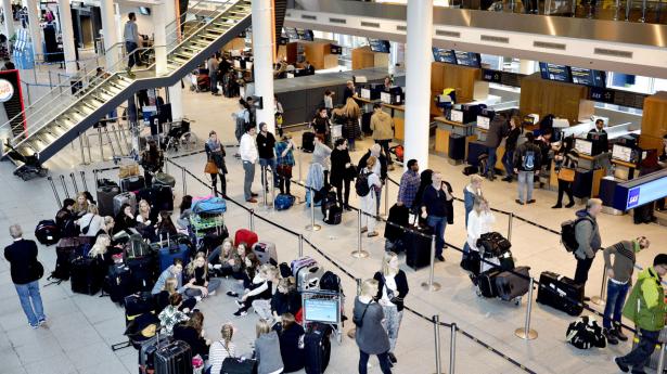 Flyrejsende forsinkes også søndag af fortsat strejke