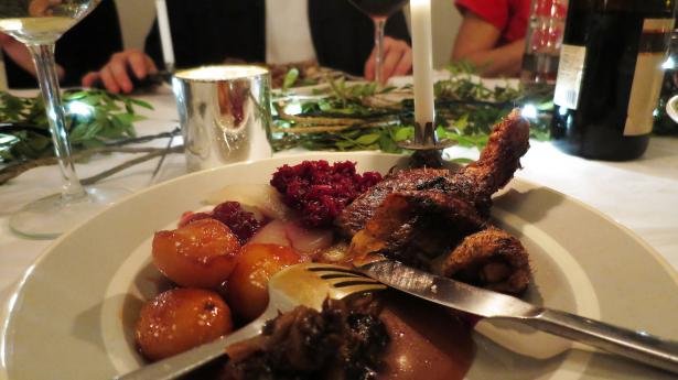 Juleaften samles familien om bordet og spiser and, flæskesteg, sovs og kartofler og drikker rødvin, og det kan i år godt blive en dyr fornøjelse, for prisen på fjerkræ er steget med 26,4 pct. siden sidste år.
Arkivfoto: Ritzau Scanpix