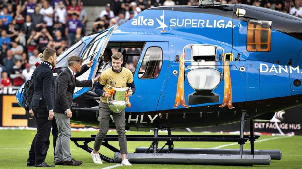 Helikopterfirmaet Charlie 9 Helicopters, ejet af en milliardærarving, har bl.a. fløjet mesterskabspokalen ind for FC Midtjylland her i 2018. Nu har firmaet lukket sine aktiviteter, og helikopterne er rykket til Frankrig. Arkivfoto: Henning Bagger/Ritzau Scanpix