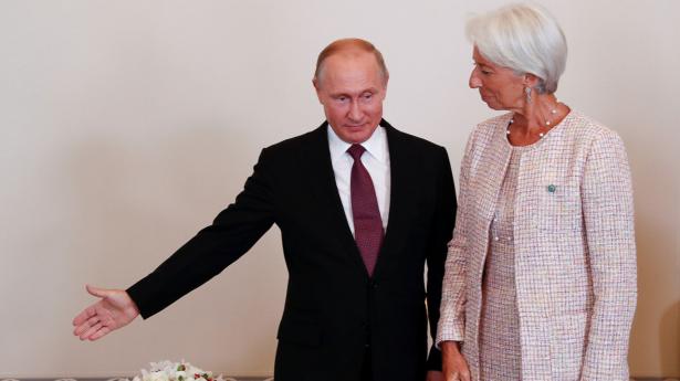 Den russiske præsident Vladimir Putin og invasionen i Ukraine kan gøre det svært for ECB-chefen Christine Lagarde at tilrettelægge pengepolitikken. Billedet er taget under et møde i 2018 i Sankt Petersborg. Arkivfoto: Grigory Dukor/Reuters/Ritzau Scanpix