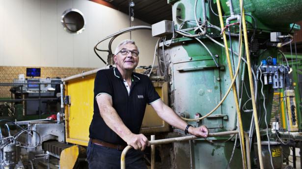 Jørgen Strøjer Hansen besluttede i 2018 at videregive ledelsen af Strøjer Tegl til sine to sønner, Joachim og Christian. Her fotograferet på teglværket i Assens samme år. Arkivfoto: Maria Fonfara