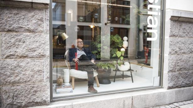 Frantz Longhi i en af sine Paustian-butikker. Hans selskab Danish Management Group kommer ud med et historisk underskud på 31 mio. kr. Arkivfoto: Sara Gangsted
