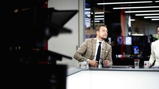 Henrik var tidligere en af landets mest citerede chefstrateger, men skiftede for fire år siden fra en højprofileret stilling hos Nordea til den mere diskrete bank Carnegie, hvor han har fået en mindre synlig post. Han er dog stadig synlig i medierne, når han f.eks. udtaler sig om bank- og finansverdenens generelle betydning for samfundet samt som medlem af det faste medværts-panel i TV2 News-programmet News & Co. Henrik Drusebjerg er fotograferet i sit hjem i Nærum, hvor han bor med sin kone og to børn, og i TV2 News i København. Udgivelse: Longread online d. 22/11 Journalist: Tom Okke Foto: Marie Bentzon
