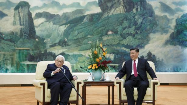 Den tidligere amerikanske udenrigsminister Henry Kissinger er trods sine 99 år stadig aktiv. Her ses han i selskab med Kinas leder Xi Jinping i 2018.Arkivfoto: Thomas Peter/Reuters/Ritzau Scanpix