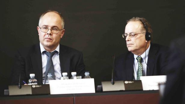 Whistlebloweren Howard Wilkinson (tv) og hans advokat Stephen Kohn deltog i 2018 i en høring i Folketinget om Danske Banks hvidvasksag. Arkivfoto: Marie Bentzon