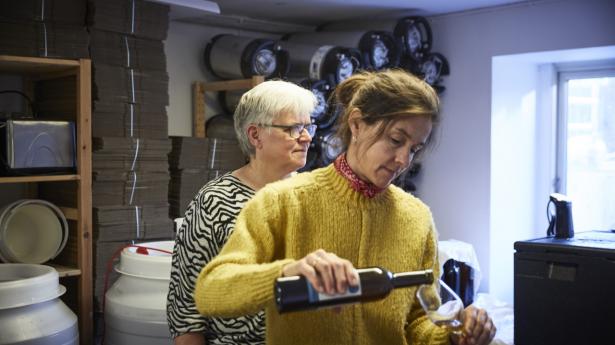 “Man behøver ikke være mand med rød næse og stor mave for at nyde øl,” siger Annemarie Hartvig Jensen (forrest). Arkivfoto: Jonas Pryner Andersen.