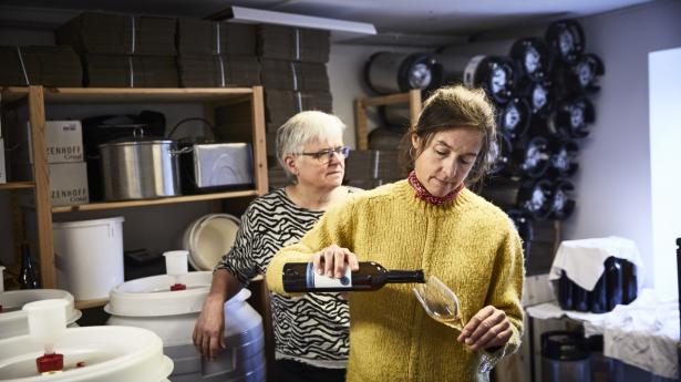 Annemarie Hartvig Jensen (forrest) blander æblejuice, gærceller og honning til sin mjød, der skal minde mere om champagne end øl. Arkivfoto: Jonas Pryner.