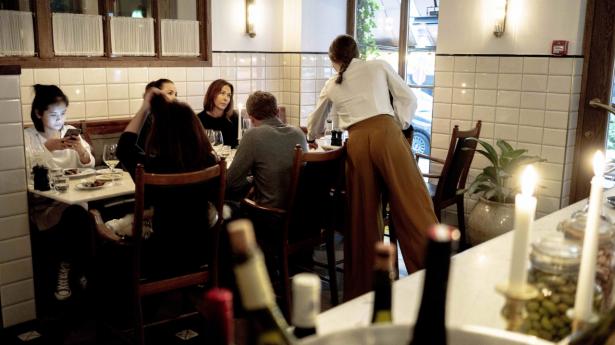 Man kan spise i såvel restauranten som lobbyen på Hotel Sanders.