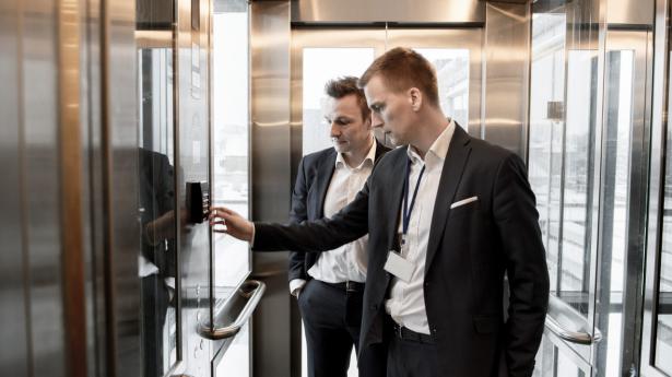 Mads Skovlund Pedersen (bagerst) vil nu som chef for danske privatkunder i Nordea sænke grænsen for, hvornår der skal betales for at have indlån i banken. Arkivfoto: Linda Kastrup/Ritzau Scanpix