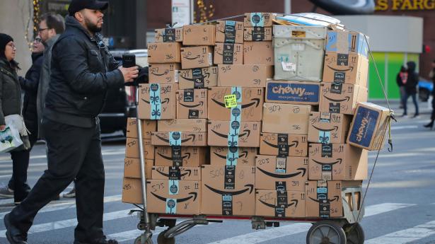 “Amazon ser uden tvivl brands som ejere af fremtiden, og hvorfor skulle man ikke også det? Brands har mulighed for at anvende et helt andet budget til for eksempel markedsføring end resellers, og det er Amazon bevidst om,” lyder det fra Søren Kipling, ceo i Be-Ahead, som tilføjer, at brands har flere muligheder på Amazon end på traditionelle webshops.
Arkivfoto: Brendan McDermid/Reuters/Ritzau Scanpix