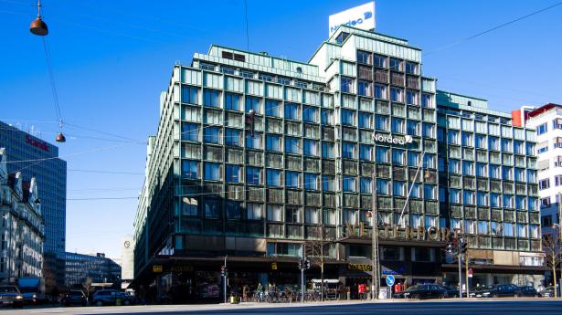 “Bankerne har et valg. I stedet for at skrue priserne for kunderne op, kunne bankerne f.eks. finde pengene ved at skrue ned for udlodningerne til aktionærerne, som har fået knap 52 mia. kr. fra 2016 til 2019,” skriver Christian Rabjerg Madsen (S), finansordfører. ​ Arkivfoto: Søren Bidstrup/Ritzau Scanpix