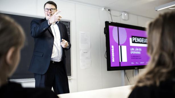 Bjørn Bøje Jensen rykkede onsdag renten yderligere ned for erhvervskunders indlån, der nu skal betale op mod 1,25 pct. i minusrenter. Her ses han fotograferet under “Pengeugen” i 2019, der har til formål at lære landets skoleelever om privatøkonomi. Arkivfoto: Niels Ahlmann Olesen/Ritzau Scanpix