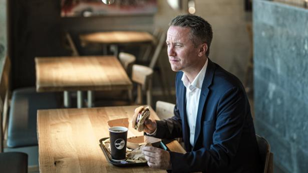 Adm. direktør Jens Broch fra Sunset Boulevard har oplevet stigende salg af børnemenuer, selv om legetøjet er erstattet af træer. Initiativet skal mindske ressourceforbruget i fastfoodkæden. Arkivfoto: Michael Drost-Hansen