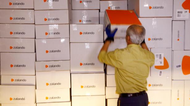 Danskerne onlineshopper hellere på udenlandske virksomheders webshops såsom Zalando, og det presser de danske virksomheder, mener Sander Janca-Jensen og Kasper Munk Rasmussen. Arkivfoto: Arnd Wiegmann/Reuters/Ritzau Scanpix