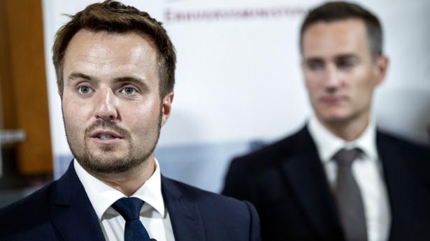 Erhvervsminister Simon Kollerup (S) og hans forgænger Rasmus Jarlov (K) har været efter Finanstilsynet i forbindelse med bankskandaler, men den politiske opbakning til tilsynets ønske om at fastholde bankernes robusthed er mindre udtalt. Arkivfoto: Liselotte Sabroe/Ritzau Scanpix.
