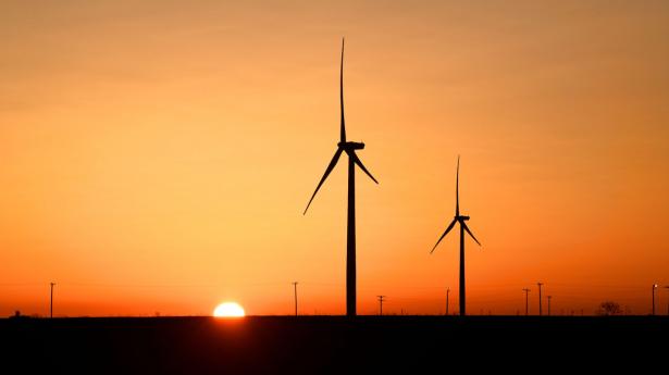Sol-og vindenergiproduktionen kan langtfra endnu imødekomme energiefterspørgslen, lyder det fra både Jyske Bank og Saxo Bank. Arkivfoto: Nick Oxford/Ritzau Scanpix