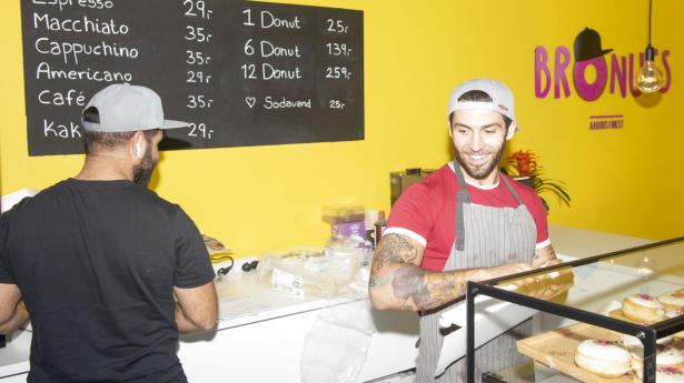 Donutkæden Bronuts, der blev stiftet af de tidligere realitydeltagere Türker Alici (t.h.) og Ninos Oraha (t.v.), er gået konkurs igen. Arkivfoto: Stine Rasmussen/Ritzau Scanpix