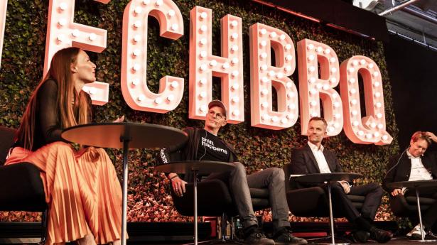 TechBBQ ventes at få 6000 gæster. Her ses ordstyrer Zenia Francker, Mikkel Hippe Brun, Tradeshift, Michael Seifert, Sitecore og David Helgason, Unity, på TechBBQ i 2019. Arkivfoto: Sophie Voisin