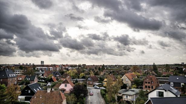 Huspriserne er skudt i vejret trods coronakrisen og økonomerne mangler stadig den gode forklaring på hvorfor. Arkivfoto: Thomas Lekfeldt