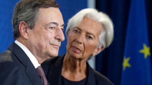ECB-chefen Christine Lagarde har torsdag fået en ny stor udfordring fra sin forgænger Mario Draghi, der for anden gang på en uge siger, at han går af som premierminister i Italien. Arkivfoto: Pool New/Reuters/Ritzau Scanpix