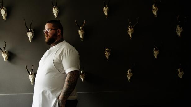 Rygterne siger, at Restaurant Jordnær i Gentofte kan få en tredje stjerne i aften. På billedet ses Eric Vildgaard. Foto: Mie Hee Christensen