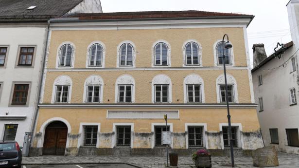 20. april 1889 blev Adolf Hitler født i dette hus i Braunau, Østrig. Arkivfoto: Andreas Gebert/Reuters/Ritzau Scanpix