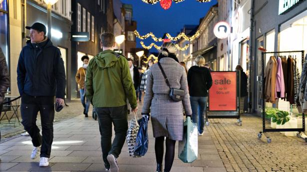 "Ingen ved, hvad julemanden bringer – men jeg tror, at det bliver en god julegave-jul. Selvom coronakrisen ikke har sluppet sit tag i os, så har de fleste familier en stærk privatøkonomi," skriver Steen Bocian, cheføkonom og perspektivredaktør​. Arkivfoto: Henning Bagger/Ritzau Scanpix
